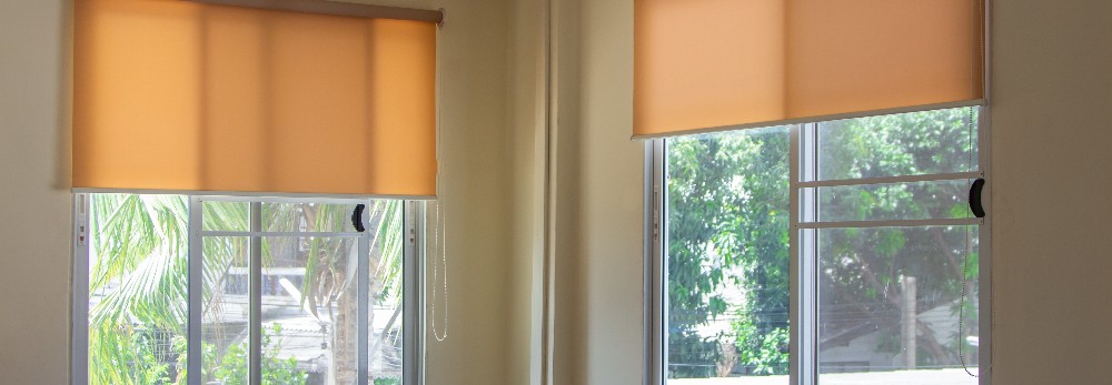 Zwei Fenster mit heruntergelassenen Rollos